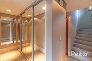 Casa em Condomínio à venda com 307m², 3 dormitórios, 1 suíte, 4 vagas, no bairro Cristal em Porto Alegre