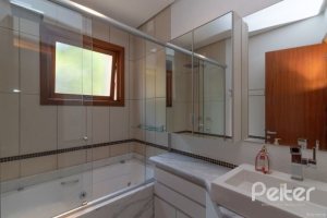 Casa em Condomínio à venda com 307m², 3 dormitórios, 1 suíte, 4 vagas, no bairro Cristal em Porto Alegre