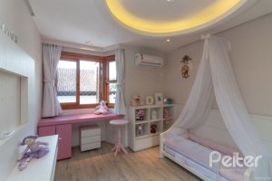 Casa em Condomínio à venda com 307m², 3 dormitórios, 1 suíte, 4 vagas, no bairro Cristal em Porto Alegre