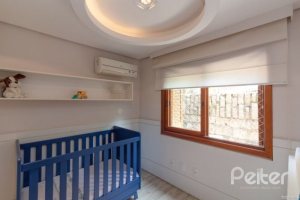 Casa em Condomínio à venda com 307m², 3 dormitórios, 1 suíte, 4 vagas, no bairro Cristal em Porto Alegre