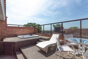 Casa em Condomínio à venda com 307m², 3 dormitórios, 1 suíte, 4 vagas, no bairro Cristal em Porto Alegre