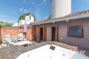 Casa em Condomínio à venda com 307m², 3 dormitórios, 1 suíte, 4 vagas, no bairro Cristal em Porto Alegre