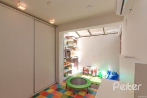 Casa em Condomínio à venda com 307m², 3 dormitórios, 1 suíte, 4 vagas, no bairro Cristal em Porto Alegre