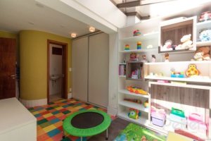 Casa em Condomínio à venda com 307m², 3 dormitórios, 1 suíte, 4 vagas, no bairro Cristal em Porto Alegre