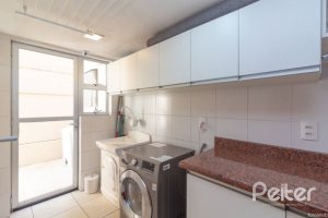 Casa em Condomínio à venda com 307m², 3 dormitórios, 1 suíte, 4 vagas, no bairro Cristal em Porto Alegre