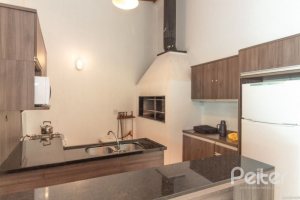 Casa em Condomínio à venda com 307m², 3 dormitórios, 1 suíte, 4 vagas, no bairro Cristal em Porto Alegre