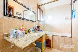 Casa em Condomínio à venda com 252m², 3 dormitórios, 1 suíte, 3 vagas, no bairro Tristeza em Porto Alegre