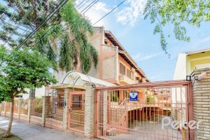 Casa em Condomínio à venda com 252m², 3 dormitórios, 1 suíte, 3 vagas, no bairro Tristeza em Porto Alegre