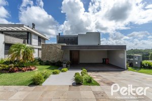 Casa em Condomínio à venda com 303m², 3 dormitórios, 3 suítes, 4 vagas, no bairro Alphaville em PORTO ALEGRE
