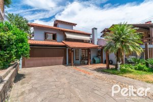 Casa à venda com 279m², 4 dormitórios, 1 suíte, 4 vagas, no bairro Jardim Isabel em Porto Alegre