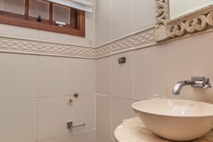 Casa à venda com 279m², 4 dormitórios, 1 suíte, 4 vagas, no bairro Jardim Isabel em Porto Alegre