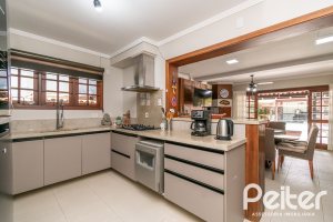 Casa à venda com 279m², 4 dormitórios, 1 suíte, 4 vagas, no bairro Jardim Isabel em Porto Alegre