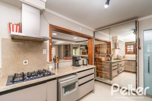Casa à venda com 279m², 4 dormitórios, 1 suíte, 4 vagas, no bairro Jardim Isabel em Porto Alegre