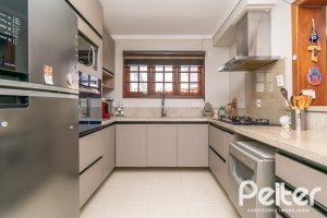 Casa à venda com 279m², 4 dormitórios, 1 suíte, 4 vagas, no bairro Jardim Isabel em Porto Alegre