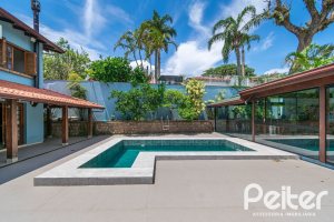 Casa à venda com 279m², 4 dormitórios, 1 suíte, 4 vagas, no bairro Jardim Isabel em Porto Alegre