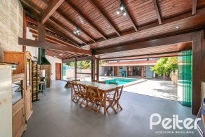 Casa à venda com 279m², 4 dormitórios, 1 suíte, 4 vagas, no bairro Jardim Isabel em Porto Alegre