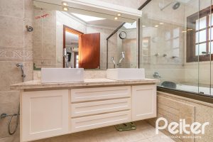 Casa à venda com 279m², 4 dormitórios, 1 suíte, 4 vagas, no bairro Jardim Isabel em Porto Alegre