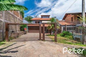 Casa à venda com 279m², 4 dormitórios, 1 suíte, 4 vagas, no bairro Jardim Isabel em Porto Alegre