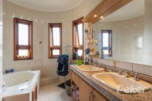 Casa em Condomínio à venda com 240m², 3 dormitórios, 1 suíte, 2 vagas, no bairro Jardim Isabel em Porto Alegre