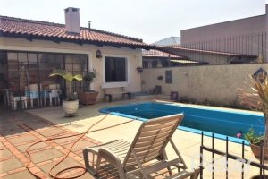 Casa à venda com 230m², 3 dormitórios, 1 suíte, 2 vagas, no bairro Ipanema em Porto Alegre