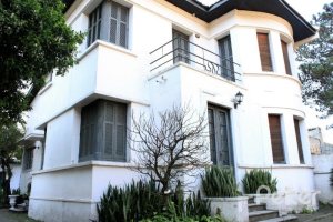 Casa à venda com 290m², 3 dormitórios, 6 vagas, no bairro Menino Deus em Porto Alegre