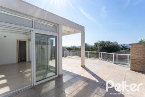 Casa à venda com 298m², 4 dormitórios, 1 suíte, 4 vagas, no bairro Ipanema / Imperial Parque em Porto Alegre