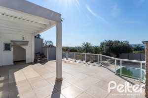 Casa à venda com 298m², 4 dormitórios, 1 suíte, 4 vagas, no bairro Ipanema / Imperial Parque em Porto Alegre