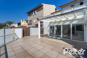 Casa à venda com 298m², 4 dormitórios, 1 suíte, 4 vagas, no bairro Ipanema / Imperial Parque em Porto Alegre