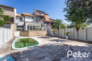 Casa à venda com 298m², 4 dormitórios, 1 suíte, 4 vagas, no bairro Ipanema / Imperial Parque em Porto Alegre