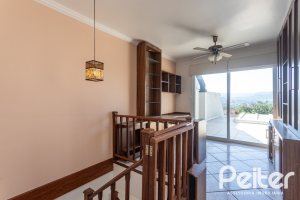 Casa à venda com 298m², 4 dormitórios, 1 suíte, 4 vagas, no bairro Ipanema / Imperial Parque em Porto Alegre