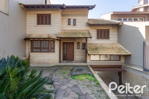 Casa à venda com 298m², 4 dormitórios, 1 suíte, 4 vagas, no bairro Ipanema / Imperial Parque em Porto Alegre