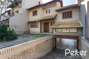 Casa à venda com 298m², 4 dormitórios, 1 suíte, 4 vagas, no bairro Ipanema / Imperial Parque em Porto Alegre