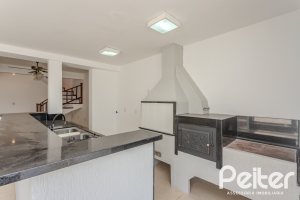 Casa à venda com 298m², 4 dormitórios, 1 suíte, 4 vagas, no bairro Ipanema / Imperial Parque em Porto Alegre