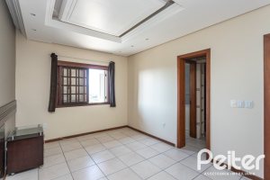Casa à venda com 298m², 4 dormitórios, 1 suíte, 4 vagas, no bairro Ipanema / Imperial Parque em Porto Alegre