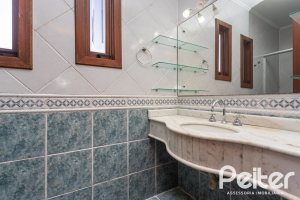 Casa à venda com 298m², 4 dormitórios, 1 suíte, 4 vagas, no bairro Ipanema / Imperial Parque em Porto Alegre