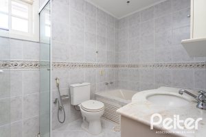 Casa à venda com 298m², 4 dormitórios, 1 suíte, 4 vagas, no bairro Ipanema / Imperial Parque em Porto Alegre