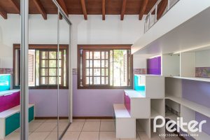 Casa à venda com 298m², 4 dormitórios, 1 suíte, 4 vagas, no bairro Ipanema / Imperial Parque em Porto Alegre