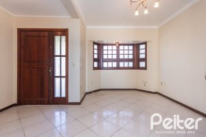 Casa à venda com 298m², 4 dormitórios, 1 suíte, 4 vagas, no bairro Ipanema / Imperial Parque em Porto Alegre