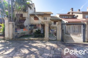 Casa à venda com 298m², 4 dormitórios, 1 suíte, 4 vagas, no bairro Ipanema / Imperial Parque em Porto Alegre