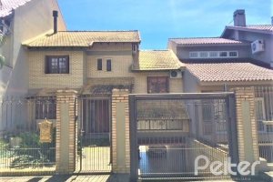 Casa à venda com 298m², 4 dormitórios, 1 suíte, 4 vagas, no bairro Ipanema / Imperial Parque em Porto Alegre