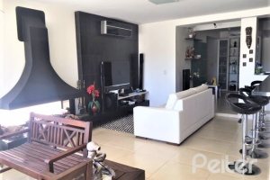Casa à venda com 298m², 4 dormitórios, 1 suíte, 4 vagas, no bairro Ipanema / Imperial Parque em Porto Alegre