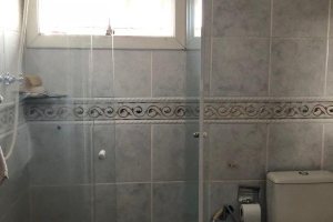 Casa à venda com 298m², 4 dormitórios, 1 suíte, 4 vagas, no bairro Ipanema / Imperial Parque em Porto Alegre