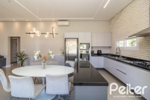 Casa em Condomínio à venda com 240m², 3 dormitórios, 3 suítes, 2 vagas, no bairro Alphaville em PORTO ALEGRE