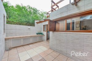 Casa em Condomínio à venda com 220m², 5 dormitórios, 2 suítes, 2 vagas, no bairro Ipanema em Porto Alegre