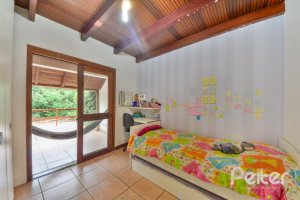 Casa em Condomínio à venda com 220m², 5 dormitórios, 2 suítes, 2 vagas, no bairro Ipanema em Porto Alegre