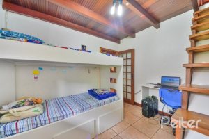 Casa em Condomínio à venda com 220m², 5 dormitórios, 2 suítes, 2 vagas, no bairro Ipanema em Porto Alegre