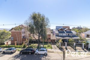 Casa à venda com 240m², 3 dormitórios, 1 suíte, 4 vagas, no bairro Vila Conceição em Porto Alegre