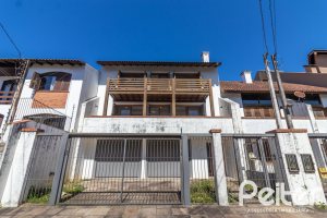 Casa à venda com 240m², 3 dormitórios, 1 suíte, 4 vagas, no bairro Vila Conceição em Porto Alegre