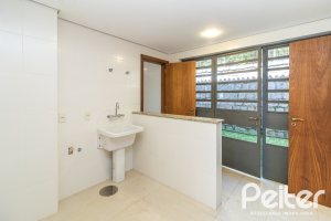 Casa à venda com 240m², 3 dormitórios, 1 suíte, 4 vagas, no bairro Vila Conceição em Porto Alegre