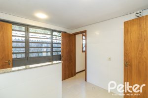 Casa à venda com 240m², 3 dormitórios, 1 suíte, 4 vagas, no bairro Vila Conceição em Porto Alegre